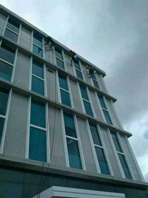 Cleaning Window dan Pengecatan Eksterior, Lokasi: Jakarta Selatan